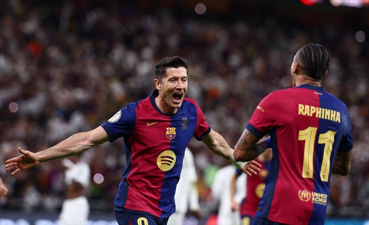 九游体育-莱万多夫斯基重返赛场，刷新纪录首场状态出色，西班牙队观众沸腾！